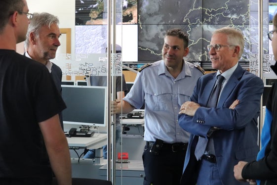 Il commissario del Governo, Vito Cusumano (a destra), durante la visita al Centro funzionale provinciale con l'assessore provinciale Arnold Schuler (a sinistra) e il vicecomandante dei Corpo permanente dei Vigili del Fuoco, Andrea Lazzarotto (al centro) a colloquio con il personale dell'Ufficio idrologia e dighe (Foto: ASP/Maja Clara)