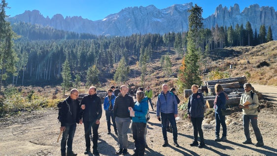 Austausch über den Umgang mit extremen Wetterereignissen und Naturereignissen: Mitglieder der beiden Eusalp-Arbeitsgruppen am Karerpass (Foto: LPA)