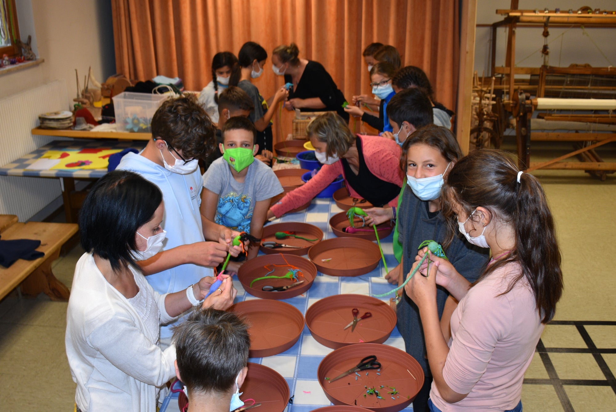 Die Teilnehmerinnen und Teilnehmer des Sprachencamps beim Filzen (Foto: Wolfgang Thöni)
