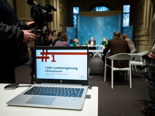 “Spesso sembra che ognuno di noi lavori in modo autoreferenziale. Ma non è così, perché senza l’appoggio e la collaborazione dei colleghi in Giunta e dei dipartimenti, senza un buon lavoro di squadra, non si arriva al risultato, hanno detto gli assessori Philipp Achammer e Magdalena Amhof (Foto: USP/Fabio Brucculeri)