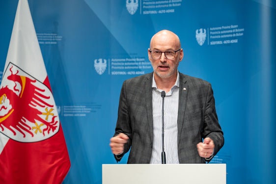 Nach der Zertifizierung durch den Rechnungshof und einer Vereinbarung mit dem INPS/NISF soll der Vertrag voraussichtlich Anfang November in Kraft treten, sagt Ressortdirektor Günther Burger. Anschließend sollen die Auszahlungen für Dienstaustritte ab Oktober starten und die bestehenden Wartelisten schrittweise abgebaut werden, so Burger. (Foto: LPA/Greta Stuefer)