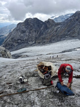 Una vasta operazione di pulizia dei ghiacciai ha interessato la zona del Passo dello Stelvio. (Foto: USP/Ispettorato forestale Silandro)