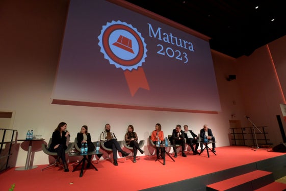 Nuove generazioni a confronto: (da sinistra) Ines Unterfrauner, Marina Demetz, Constantin Gicà Bodale, Leonora Prugger, la moderatrice Brugnara, il presidente Kompatscher, il presidente della Fondazione Bergmeister, il presidente dell'Associazione Imprenditori Oberrauch. (Foto: Fondazione Cassa di Risparmio/Ochsenreiter)