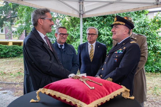 Il presidente della Provincia Arno Kompatscher (da sinistra), l'assessore provinciale Christian Bianchi, il segretario generale Eros Magnago e il generale ispettore capo Giancarlo Gambardella (alle sue spalle il generale di corpo d'armata Antonello Vespaziani) (Foto: ASP/Greta Stuefer) 