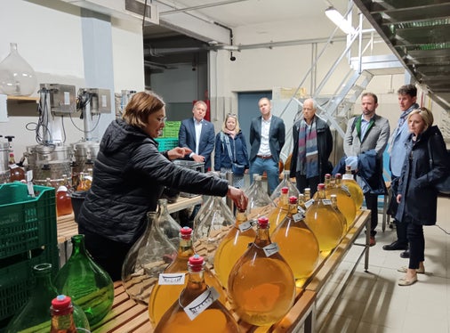 Die Delegation aus Bayern beim Besuch im Versuchszentrum Laimburg in Pfatten. (Foto: LPA)
