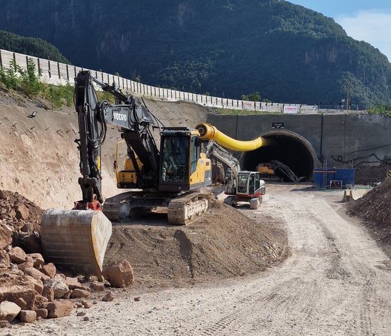 Der Bau des Tunnels für die Umfahrung von Branzoll geht aufgrund des Materials langsam, aber stetig voran. In den vergangenen Monaten wurden im Norden die Hauptarbeiten abgewickelt. Nach den Feiertagen werden die Arbeiten im Süden in Angriff genommen. (Foto: LPA/Angelika Schrott)