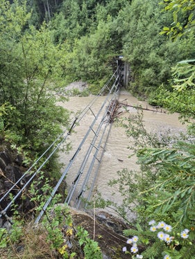 Was ist die Funktion einer Seilsperre? Sie hält vor allem Schwemmholz zurück, wie diese in der Rienz in Bruneck: Die Teilnehmerinnen und Teilnehmer des Zivilschutz-Camps konnten sie in Augenschein nehmen. (Foto: LPA/Landeswarnzentrum in der Agentur für Bevölkerungsschutz/Ilaria Folie)