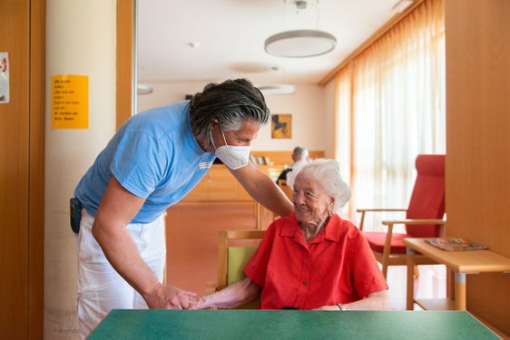 La Giunta provinciale ha modificato le disposizioni relative alle anziane e agli anziani disabili che passano da servizi residenziali ad una residenza per anziani. (Foto: ASP/Claudia Corrent)