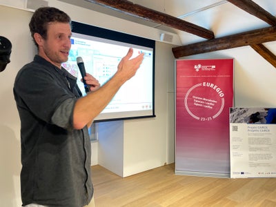 Jan-Thomas Fischer vom österreichischen Bundesforschungszentrum für Wald (BFW, externer Dienstleister im Projekt Cairos) bei seinem Referat (Foto: Euregio/GNews)