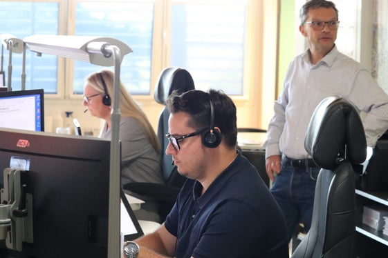 Prova di allarme provinciale. La password per l'attivazione dell'allarme di protezione civile è stata consegnata dal Corpo permanente dei vigili del fuoco alla Centrale provinciale d’emergenza: nella foto da sinistra Sylke Andres, Manuel Scotellaro e Markus Rauch. (Foto: USP/Maja Clara)