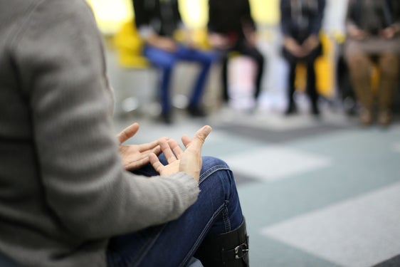 Um Familien von Personen mit Autismus-Spektrum-Störungen besser zu unterstützen, sollen sogenannte "Parent-Teachings" in Gruppenform organisiert werden. (Foto: Piaxabay/rudamese)