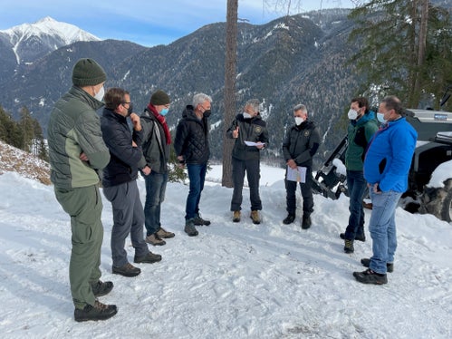 Il punto della situazione del bostrico è stato fatto oggi a Anterselva dall'assessore Schuler (4. da sx). (Foto: LPA/Gnews)