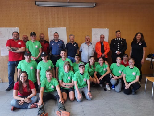 Foto di gruppo alla fine con, tra gli altri, il vicedirettore dell'Agenzia per la Protezione Civile, Willigis Gallmetzer (5° da destra), il sindaco di Stelvio Franz Heinisch (4° da destra) e Doris Niederjaufner (1° da destra) (Foto: ASP/Maja Clara)