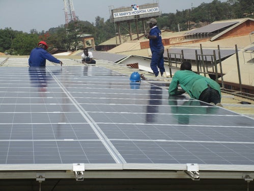 Energieeffizienz und erneuerbare Energie für die Partner in Uganda: Im Bild Arbeiten an einer Photovoltaikanlage für ein Krankenhaus (Foto: LPA/Amt für Außenbeziehungen und Ehrenamt)