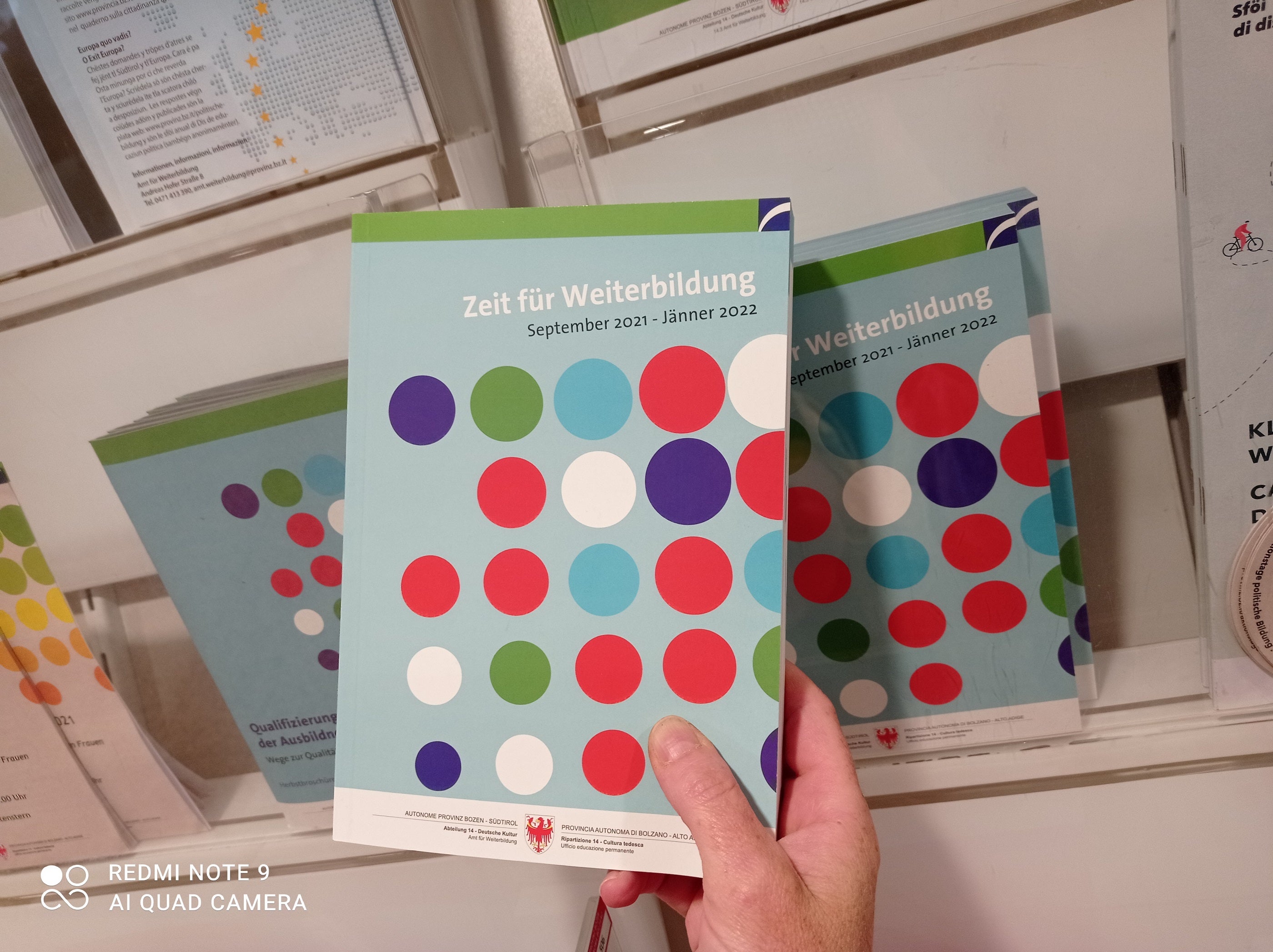 Auch die Broschüre Zeit für Weiterbildung 2021-2022 fasst wieder Angebote sowohl privater als auch öffentlicher Kursanbieter deutscher Sprache zusammen. (Foto: LPA/Amt für Weiterbildung)