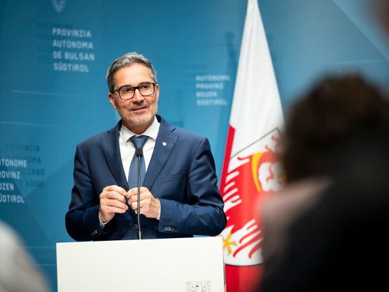 “L’avanzo disponibile di quasi 410 milioni di euro ci permette di garantire importanti investimenti previsti nel programma provinciale ma che finora non potevano essere finanziati”, ha afferma il presidente Arno Kompatscher durante la conferenza stampa al termine della seduta di Giunta. (Foto: USP/Fabio Brucculeri)