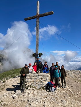Si è svolta l’8 ed il 9 luglio la 7a edizione dell’iniziativa “Giovani in vetta” per promuovere tra i giovani la passione per la montagna e la natura. I giovani sulla vetta dello Strudelkopf – Monte Specie (Foto: ASP/Ufficio natura)