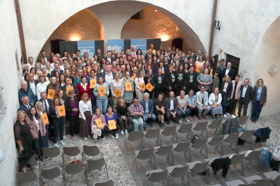 Am 5. Oktober hatte Südtirols Bibliothekswesen Grund zum Feiern: 42 Bibliotheken haben sich einem Auditierungsprozess unterzogen und diesen erfolgreich bestanden, 47 Mitarbeitende in den Bibliotheken erhielten nach einer zweijährigen Grundausbildung ihr Abschlussdiplom. (Foto: Amt für Bibliotheken und Lesen)