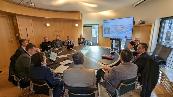 Verkehrsdaten sollen Helfen, Verkehrsflüsse besser zu steuern: Beim Treffen von Landesrat Alfreider mit Vertretern des Landes Südtirol, des Gemeindenverbands und der Bezirksgemeinschaften ging es um eine möglichst effiziente Nutzung der Daten. (Foto: LPA/Ingo Dejaco)