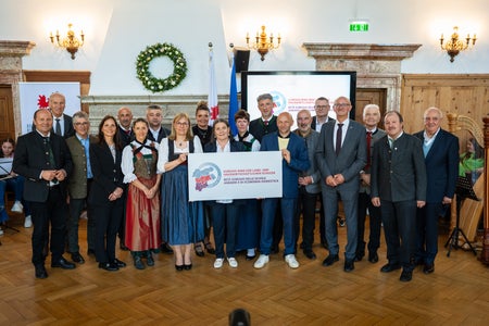 Historisches Foto mit Vertretern der Euregio-Politik, Gründungsmitgliedern sowie amtierenden und früheren Schuldirektorinnen und -direktoren. (Foto: Land Tirol/Fitsch)