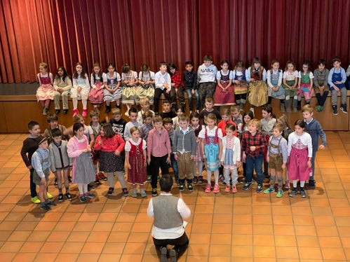 Referentin Renate Schwärzer leitet den bunt gemischten Schülerchor bei der Abschlussveranstaltung in Girlan. (Foto: LPA/Referat Volksmusik)