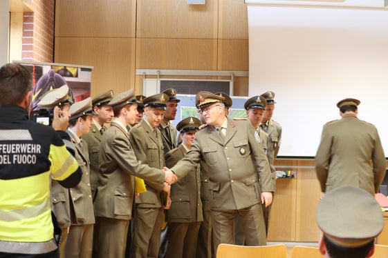 Glückwunsch von Berufsfeuerwehr-Kommandant Florian Alber (im Zentrum) (Foto: LPA/Maja Clara)