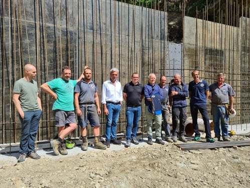 Foto di gruppo al termine del sopralluogo al rio Mesner in Val d'Ultimo (Foto: ASP/Agenzia per la Protezoine civile/Judith Weissensteiner)
