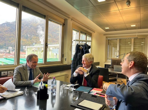 Il direttore del Dipartimento per l'Alto Adige ed il Sud Europa del Ministero degli Affari Esteri austriaco, Karl Prummer (al centro), il vicepresidente della Provincia, Giuliano Vettorato (sin.) ed il console generale austriaco a Milano, Clemens Mantl (dx) (Foto: ASP/Gabriel Marciano)