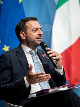 In Jugend zu investieren, bedeutet sich für die Gegenwart und Zukunft des Landes einzusetzen.&nbsp;Deshalb werden wir weiterhin Wissen, Innovation und die Zusammenarbeit mit Schulen, Vereinen und Jugendzentren unterstützen, sagte Landesrat Galateo bei der Vorstellung des Herbstprogrammes. (Foto: LPA/Fabio Brucculeri)