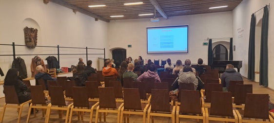 L’11 novembre nella Sala Vigil Raber di Vipiteno ha avuto luogo un evento informativo sull’esame di bilinguismo e sugli strumenti di preparazione. (Foto: USP/Elisa Dallacosta)