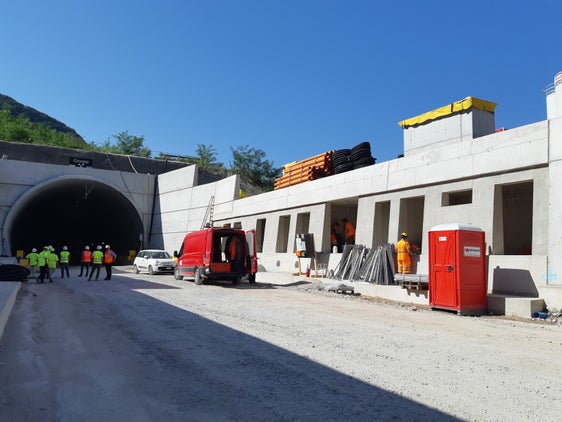 Im Hinblick auf die Eröffnung des Tunnels der Umfahrungsstraße von Branzoll müssen vorbereitende Maßnahmen an der Staatsstraße 12 durchgeführt werden. Beide Fahrspuren der SS 12 werden als Einbahnstraßen geführt, wobei die nördliche Fahrspur auf Höhe von "Auto Unterland" über die südliche Zufahrt von Branzoll und die neu gebaute Gemeindestraße umgeleitet wird. (Foto: LPA/Ressort für Infrastrukturen und Mobilität)