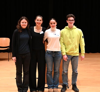Gingen als Team 2 an den Start: Silvia Pancheri (Franziskanergymnasium), Mia Market (Realgymnasium Bozen), Beatrice Rovegno (Sprachen- und Realgymnasium Bruneck), Simon Thaler  (Oberschulzentrum Sterzing) (Foto: LPA/Deutsche Bildungsdirektion)