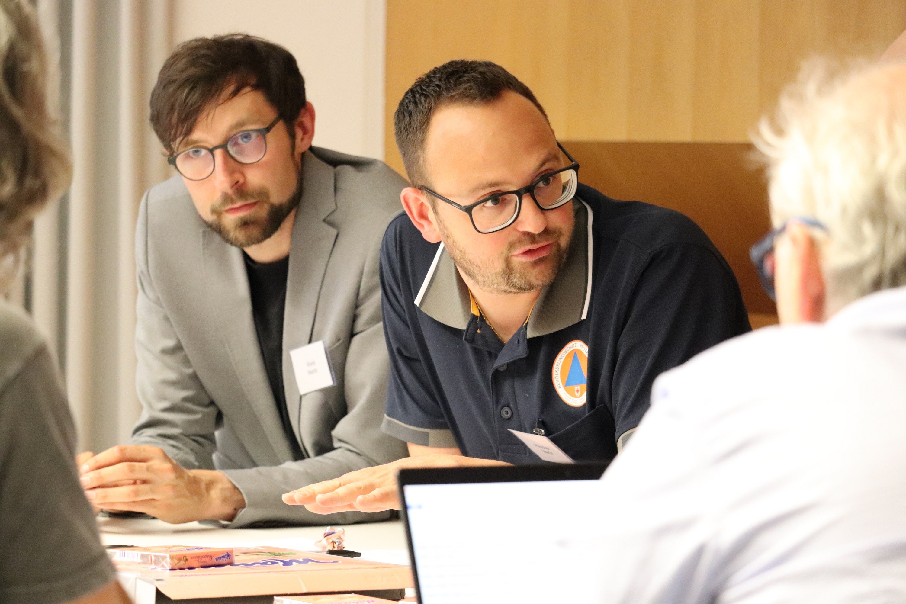 Quali criteri vengono utilizzati per stabilire le priorità delle misure di protezione? Un momento della discussione nei gruppi di lavoro durante il workshop Individuare le priorità per le misure di riduzione del rischio in Alto Adige tenutosi al Centro Pastorale di Bolzano (Foto: ASP/Maja Clara)