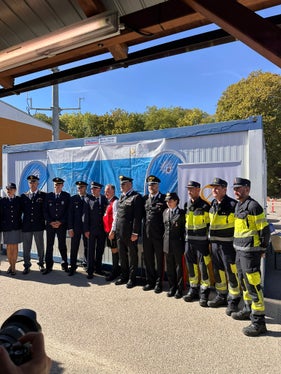 Die Bozner Berufsfeuerwehrmänner (von rechts) Oberfeuerwehrmann Simon Heinz, Oberbrandmeister Christian Unterthiner, Oberfeuerwehrmann Florian Domanegg mit ihren Kolleginnen und Kollegen der Carabinieri, der Bayerischen Landespolizei und der italienischen Staatspolizei auf dem Münchner Oktoberfest. (Foto: LPA/Berufsfeuerwehr Bozen)

 
