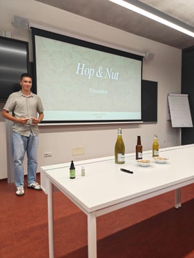 Uno studente del quarto anno del corso di Tecnologie Alimentari della Scuola professionale Laimburg durante la presentazione finale del suo progetto di diploma Hop & Nut. (Foto: USP/Scuola professionale Laimburg)