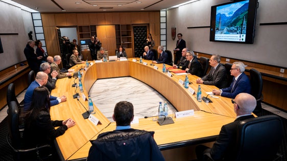 Die Feier der beiden Unterschriften, die im Sitzungssaal der Landesregierung stattfand, wurde von der Generalsekretärin des Landes, Marion Markart, geleitet. (Foto: LPA/Fabio Brucculeri)