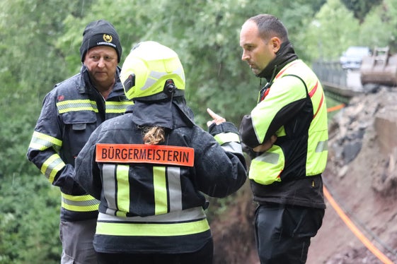 Lokalaugenschein bei der Anbruchstelle der Rutschung in Hafling (von links): Landesfeuerwehrpräsident Martin Künig, Bürgermeisterin der Gemeinde Hafling Sonja Plank, Jonas Hochkofler von der Agentur für Bevölkerungsschutz (Foto: LPA/Maja Clara)