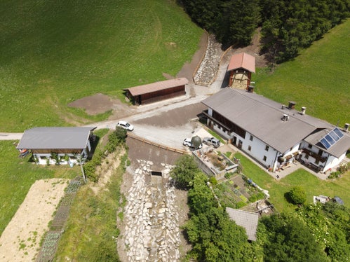 Im Weiler Partinges hat die Wildbachverbauung die kleine Verrohrung des Trenserbachs durch 2,5 mal 2 Meter große Schächte ersetzt und damit die Gefahr einer Verklausung, also einer Verstopfung durch mitgeführtes Material, deutlich verringert. (Foto: LPA/Landesamt für Wildbach- und Lawinenverbauung Nord/Thomas Hasler)