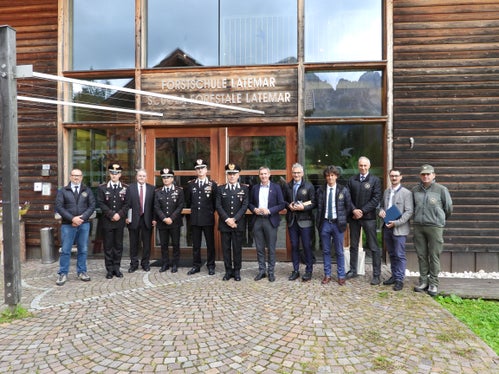Foto di gruppo davanti alla Scuola forestale Latemar (da sinistra): Marco Pietrogiovanna (Ufficio Pianificazione Forestale), il comandante provinciale dei Carabinieri colonnello Raffaele Rivola, Albert Wurzer (Agenzia Demanio provinciale), il generale di Brigata Francesco Pennacchini, il generale di Brigata Gianpiero Andreatta, il generale di Corpo d'Armata Andrea Rispoli, l'assessore provinciale Luis Walcher, il direttore della Ripartizione Servizio forestale Günther Unterthiner, il suo vice Emilio Dallagiacoma, Paul Zipperle (Ufficio Amministrazione forestale), il direttore della scuola Florian Reichegger. (Foto: USP/Ripartizione Servizio forestale)