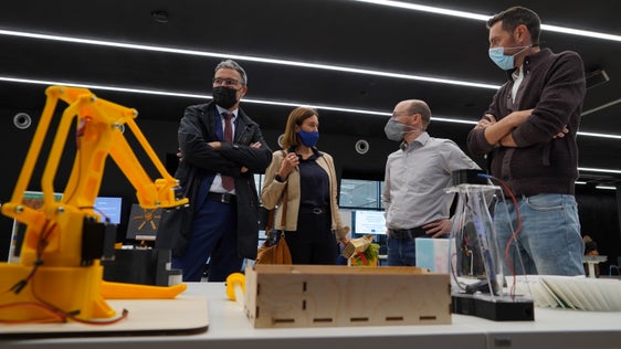 Landeshauptmann Kompatscher hat heute die Projektmesse "EU in my region" im NOI Techpark in Bozen besucht, im Bild auch Europa-Abteilungsdirektorin Gärber (Foto:LPA/Peter Daldos)