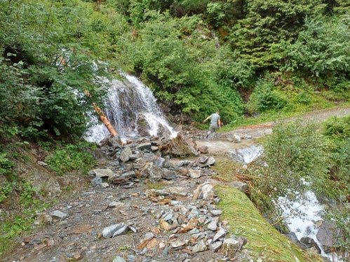 Die Zufahrt ins Falser Tal ist an mehreren Stellen unterbrochen, der Forstdienst hat in der vergangenen Woche mit den Arbeiten zur Wiederherstellung begonnen. (Foto: LPA/Forstinspektorat Meran)