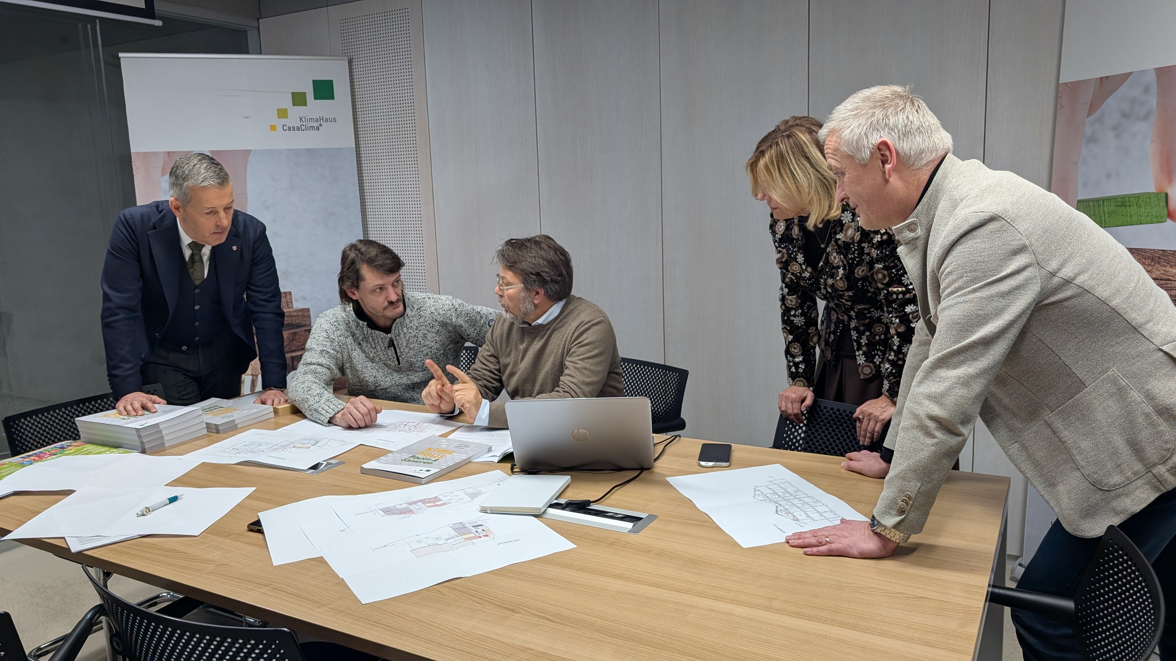 Machten sich selbst ein Bild vom Angebot der Beratungsnachmittage: Landesrat Peter Brunner (1.v.l.), Amtsdirektorin Petra Seppi und KlimaHaus Agentur Generaldirektor Ulrich Santa (2. und 1. v. r.) mit dem Technischen Direktor der KlimaHaus Agentur Ulrich Klammsteiner (3.v.r.) der gerade einen Herrn berät. (Foto: LPA/Vera Brunetti)