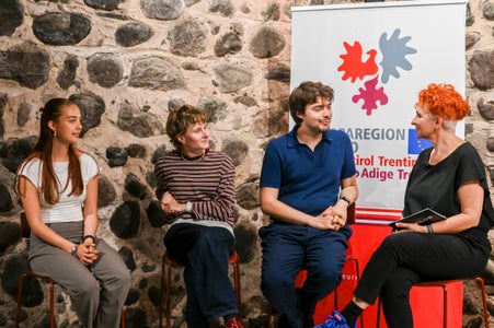 Ex membri della giuria a confronto con la responsabile del progetto BFFB Irene Egger (da sinistra) Stefania Pedrotti (Trentino), Ida Waldner e Janick Entremont (Tirolo). (Alto Adige). (Foto: Euregio/Manuela Tessaro)