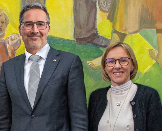 Il presidente della Provincia Arno Kompatscher e l’assessora al Personale Magdalena Amhof hanno incontrato i rappresentanti sindacali del contratto collettivo d'intercomparto per concordare un meccanismo di adeguamento degli stipendi, al fine di erogare anticipi regolari sull’inflazione maturata. (Foto: USP/Greta Steufer)