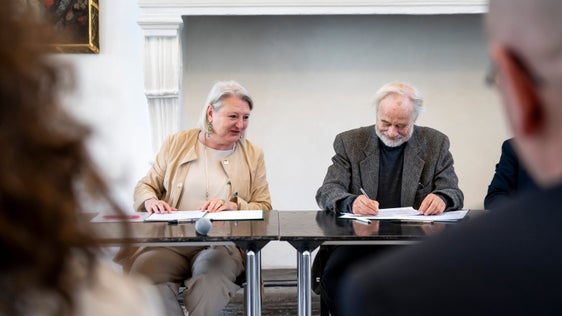 In der Fördervereinbarung, die von Karin Dalla Torre und Bernd Karner unterzeichnet wurde, wird die Zusammenarbeit mit den Chronistinnen und Chronisten generell geregelt. (Foto: LPA/Fabio Brucculeri)