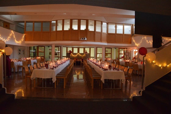 Im Foyer der Schule ist alles bereit für das festliche Dinner. (Foto: LPA/Fachschule Tisens)

