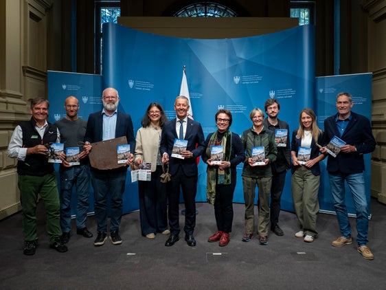 Ein starkes Netzwerk rund um das Immaterielle Kulturerbe in Südtirol steht hinter der Veranstaltungsreihe zu den UNESCO-Anerkennungen Alpinismus, Transhumanz, Traditionelle Bewässerung und Technik des Trockensteinmauerns (von links): Peter Righi und Stephan Illmer (Alpenverein Südtirol), Florian Trojer (Heimatpflegeverband Südtirol), Johanna Niederkofler (archeoParc - campus transhumanza), Landesrat Peter Brunner, Marcella Morandini (Sonderbeauftragte UNESCO), Annamaria Gapp (Naturpark Texelgruppe), Alexander Lutt (Vintschger Museum), Daniela Donolato (Heimatpflegeverband Südtirol) und Hanspeter Gunsch (Landesamt für den Nationalpark Stilfserjoch). (Foto: LPA/Fabio Brucculeri)