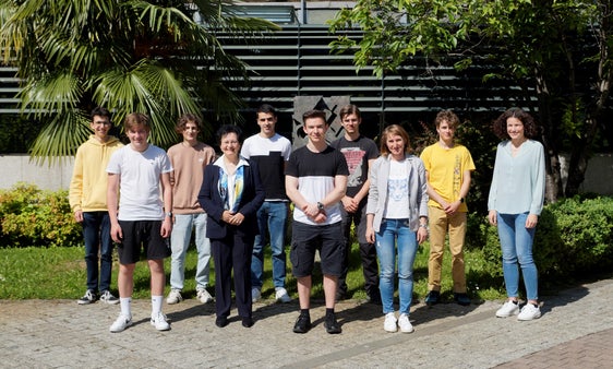 Gut abgeschnitten hat die Technologische Fachoberschule Max Valier Bozen: (hintere Reihe v. l.) Thomas Zöschg, Elias Puntaier, Thomas La Mendola, Ethan Elias Meraner, Thomas Oberrauch, Marion Maran (Koordinatorin); (vorne) Mattia Mussner, Barbara Willimek (Direktorin), Christian Mulser, Martina Pizzinini (Koordinatorin) (Foto: Georg Caminada)
