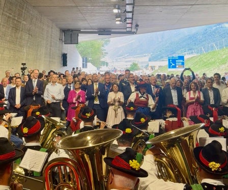 Große Freude bei der Einweihung der Umfahrungsstraße von Kastelbell und Galsaun: Die Feier wurde von der Musikkapelle begleitet. (Foto: LPA/Bruno Benedetto)