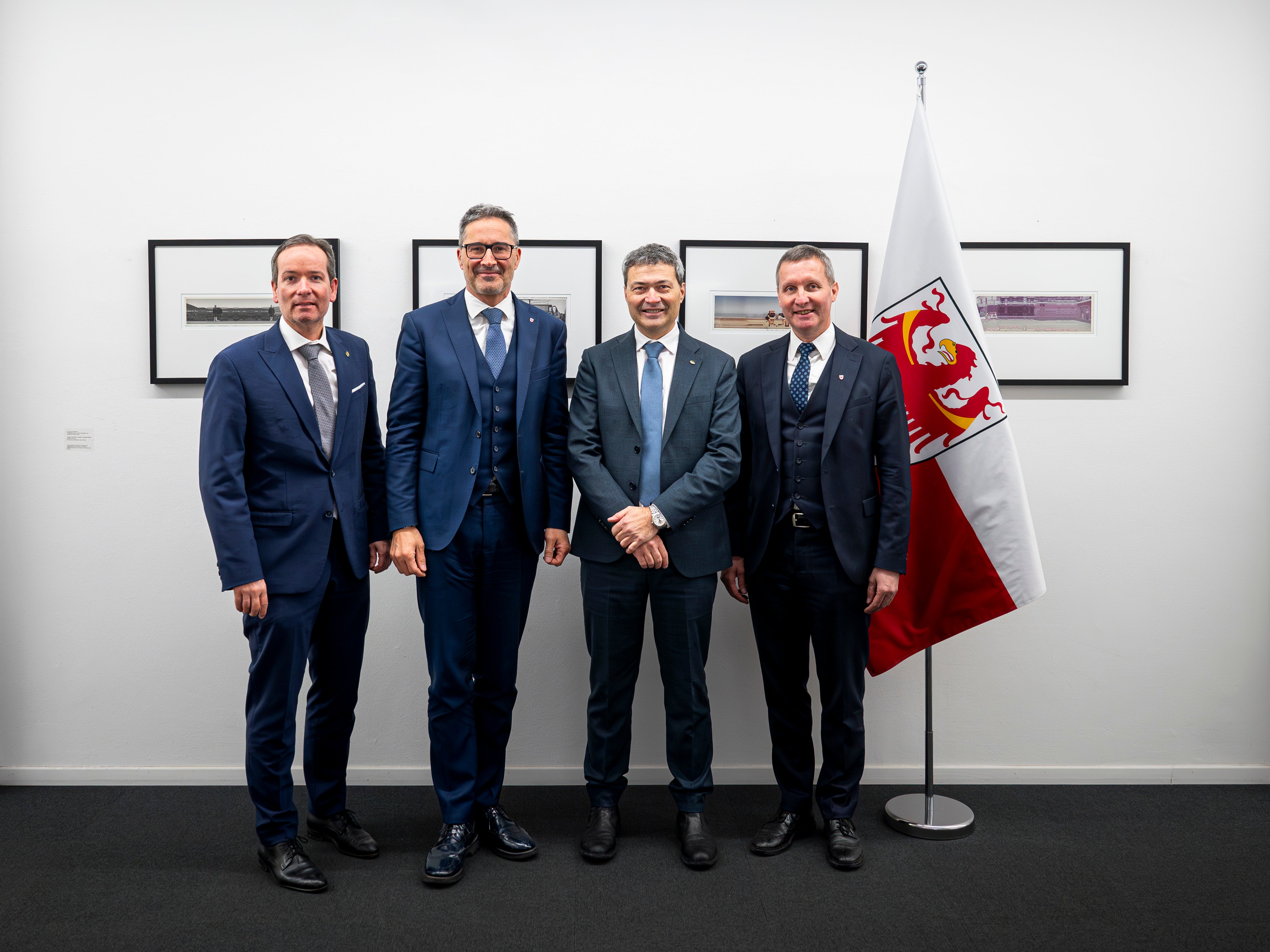 In visita a Palazzo Widmann: (da sinistra) il direttore dell'HGV Raffael Mooswalder, il presidente della Provincia Arno Kompatscher, il presidente dell'HGV Klaus Berger, l'assessore provinciale Luis Walcher (Foto: USP/Fabio Brucculeri)